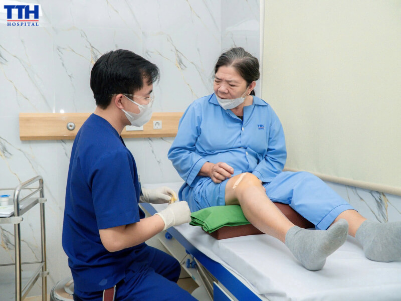 Các bác sĩ sẽ luôn theo dõi và kiểm tra bệnh nhân trong quá trình tiêm nội khớp