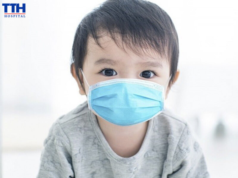 Ba mẹ cần theo dõi tình trạng của con để kịp thời thăm khám tránh để RSV nặng