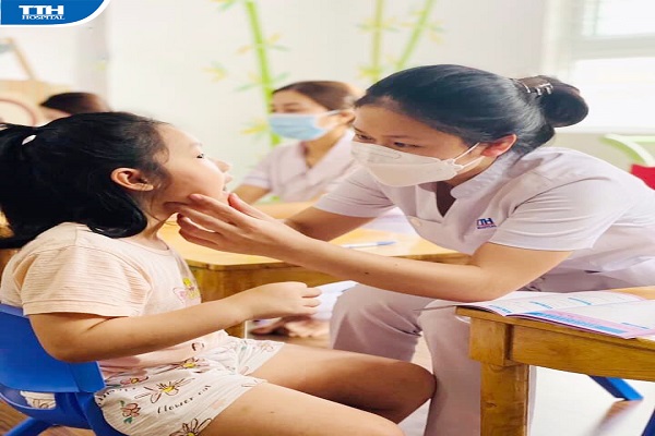 BVDK TTH VINH TỔ CHỨC KHÁM SỨC KHỎE ĐỊNH KỲ CHO HỌC SINH BẬC MẦM NON